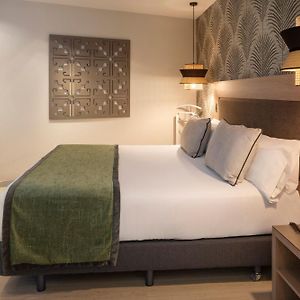 Zimmer mit Kingsize-Bett